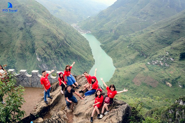 Cùng nhau trinh phục đỉnh Mã Pí Lèng. Ảnh: PYS travel Cùng nhau trinh phục đỉnh Mã Pí Lèng. Ảnh: PYS travel