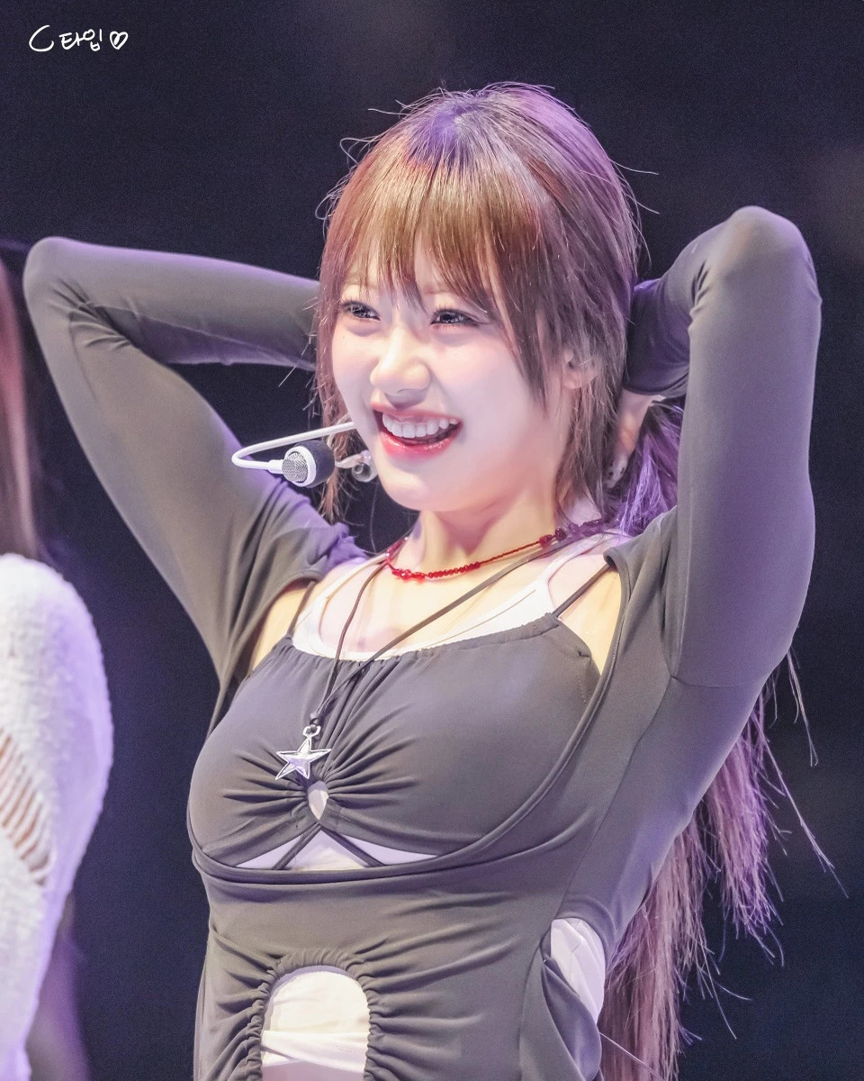 Nu ca si Han gap su co trang phuc-Hinh-11