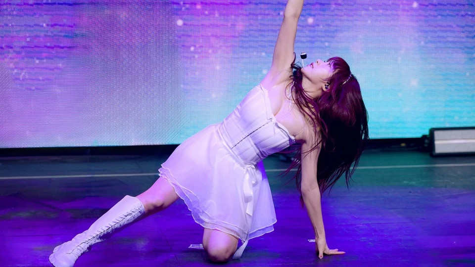 Nu ca si Han gap su co trang phuc-Hinh-5