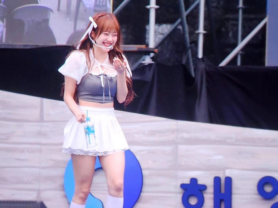 Nu ca si Han gap su co trang phuc-Hinh-8