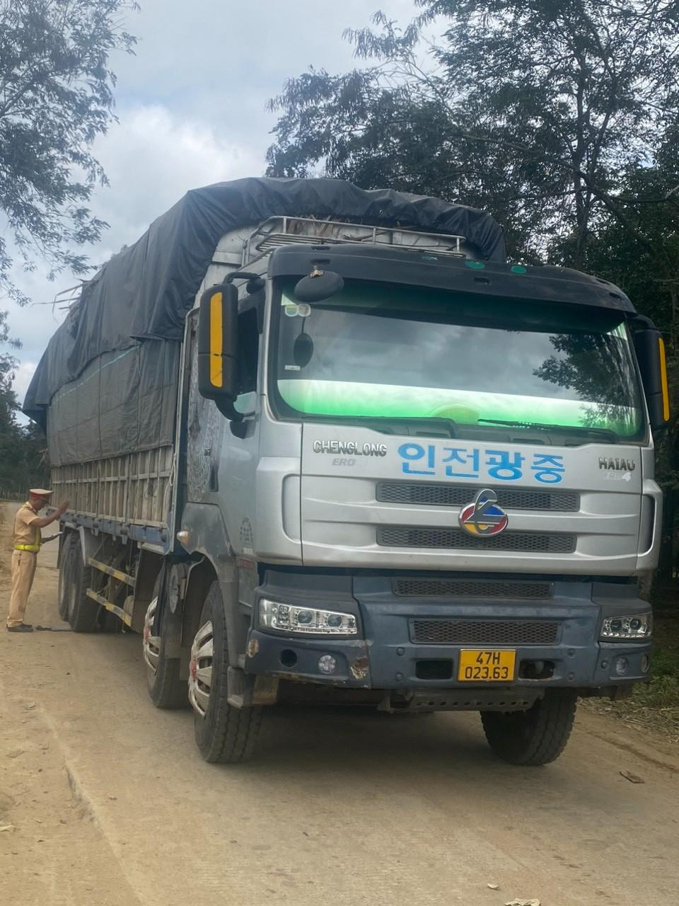 Công an huyện M'Drắk tăng cường xử lý xe quả tải, cơi nới thành thùng - Hình 2 Cong an huyen M'Drak tang cuong xu ly xe qua tai, coi noi thanh thung-Hinh-2