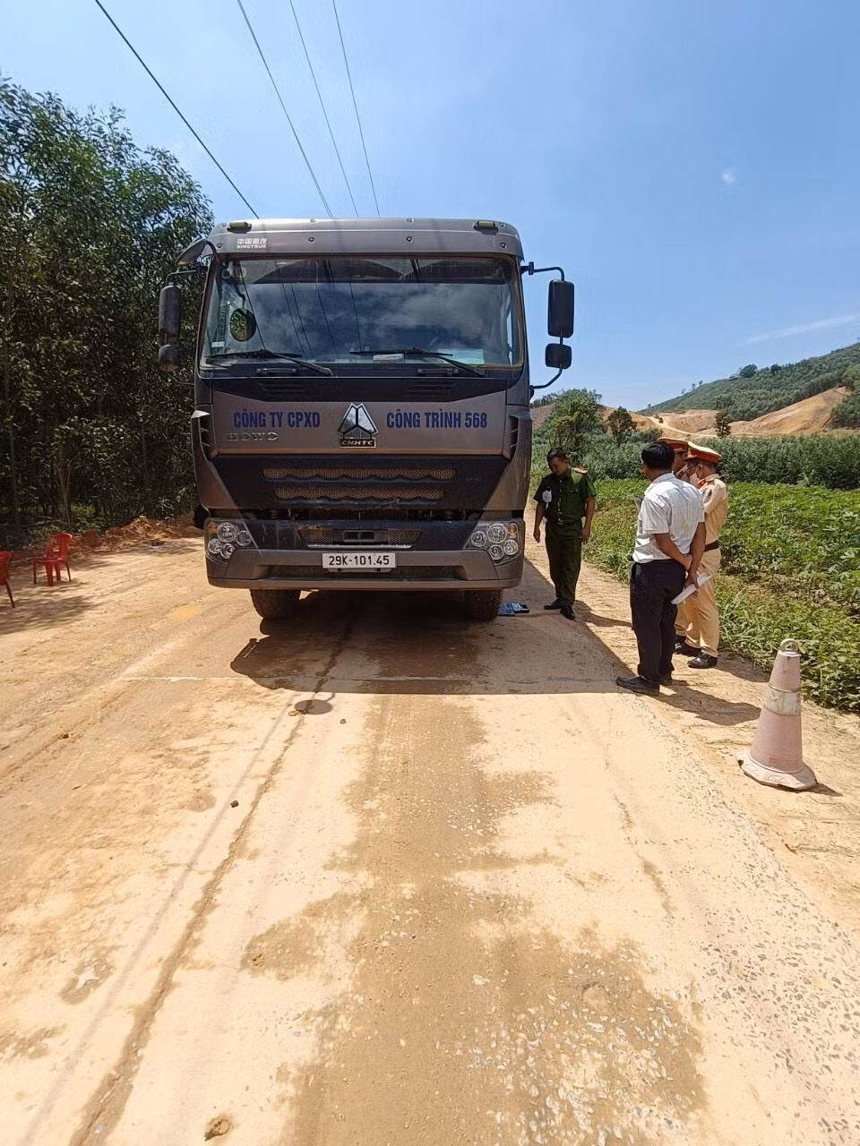 Cong an huyen M'Drak tang cuong xu ly xe qua tai, coi noi thanh thung