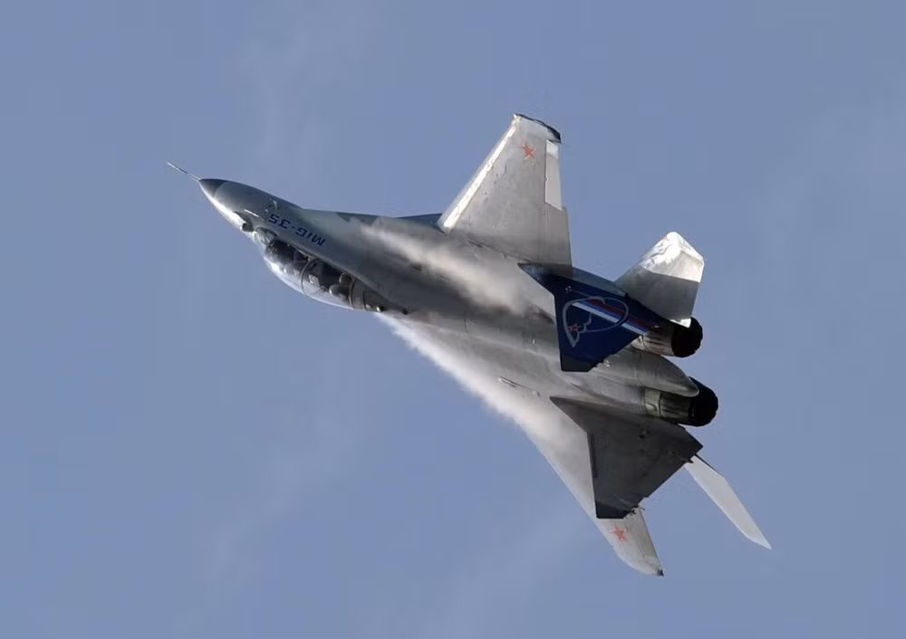 Tiêm kích đa nhiệm MiG-35 trình diễn trong khuôn khổ MAKS-2011. Thiết kế mới nhất trong họ máy bay MiG, tuy nhiên nó chưa làm được nhiều điều so với các thế hệ trước.