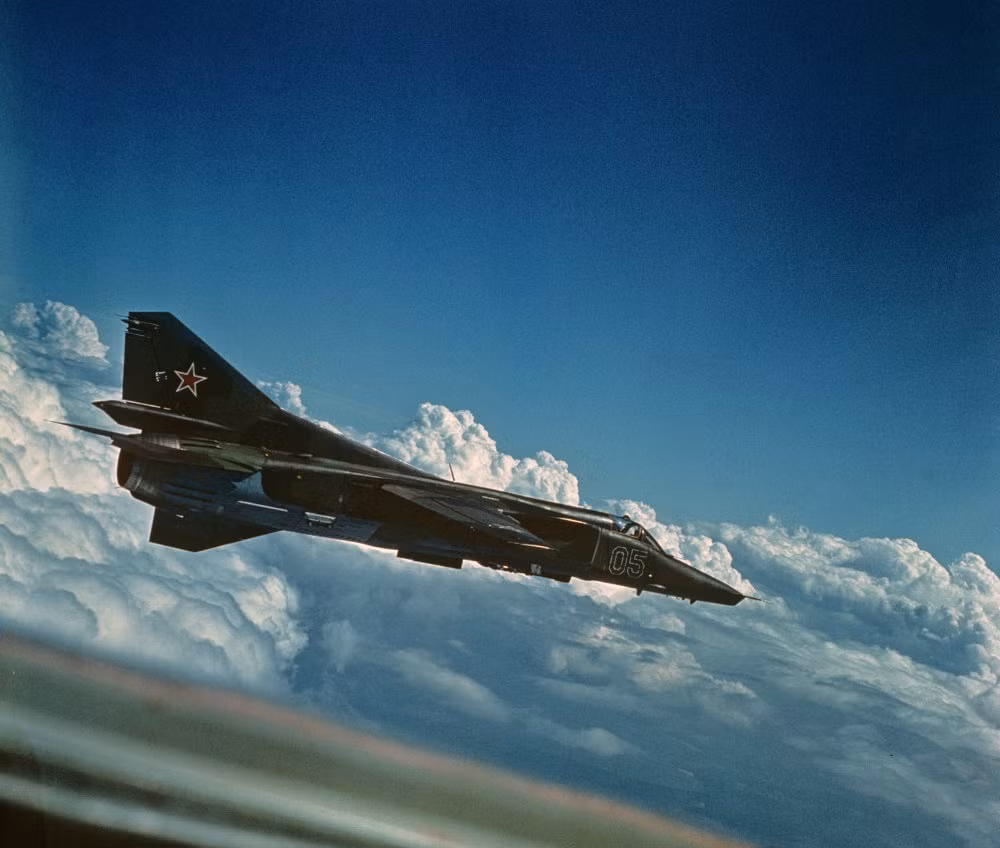 Máy bay tiêm kích bom cánh cụp cánh xòe MiG-27. Đây là thiết kế máy bay tấn công mặt đất hiếm hoi trong "đại gia đình MiG".