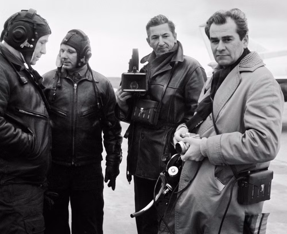 Phi công Yuri Gagarin (thứ hai từ trái sang) và Alexei Leonov (bên trái) sau một khi kết thúc chuyến bay bằng chiếc MiG-15, loại tiêm kích được sản xuất với số lượng nhiều nhất trong lịch sử.