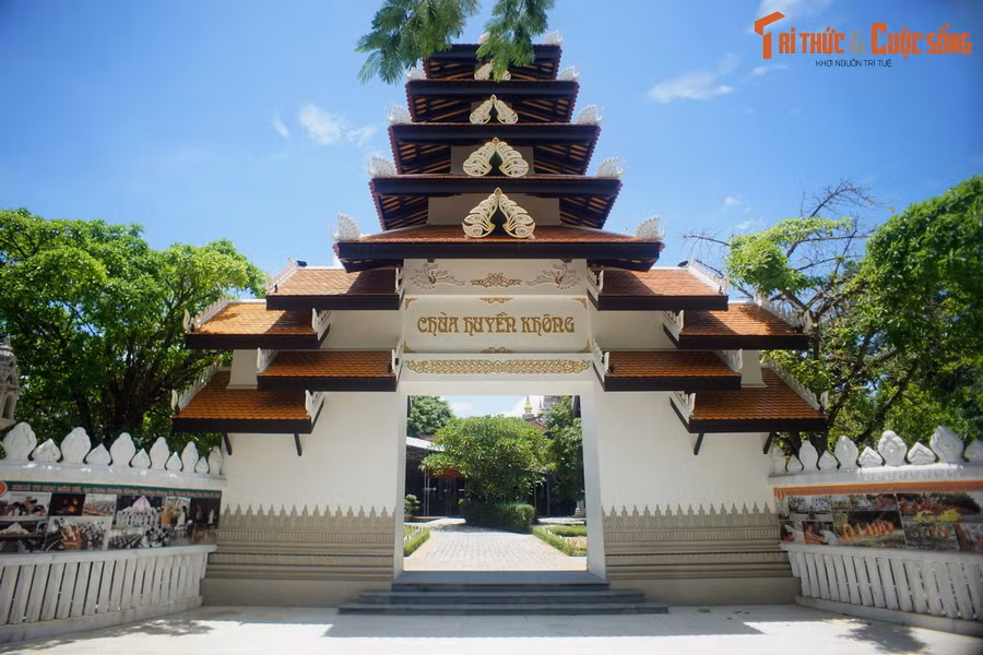 1. Tọa lạc tại phường Hương Hồ của thành phố Huế, chùa Huyền Không được xây dựng năm 1978, là ngôi chùa có kiến trúc độc đáo không chỉ trong phạm vi xứ Huế mà còn của toàn Việt Nam.