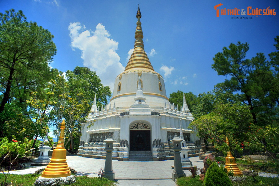 Điểm nhấn kiến trúc của chùa Thiền Lâm là ngôi bảo tháp màu trắng đỉnh vàng cao vút, uy nghi mà thanh thoát giữa nền trời, được xây dựng theo phong cách Phật giáo Miến Điện.