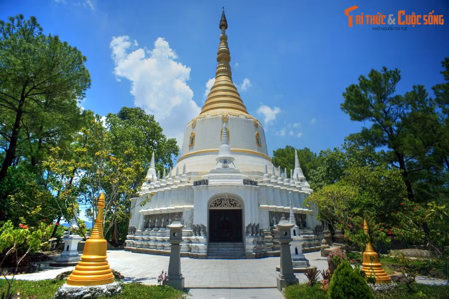 Điểm nhấn kiến trúc của chùa Thiền Lâm là ngôi bảo tháp màu trắng đỉnh vàng cao vút, uy nghi mà thanh thoát giữa nền trời, được xây dựng theo phong cách Phật giáo Miến Điện.