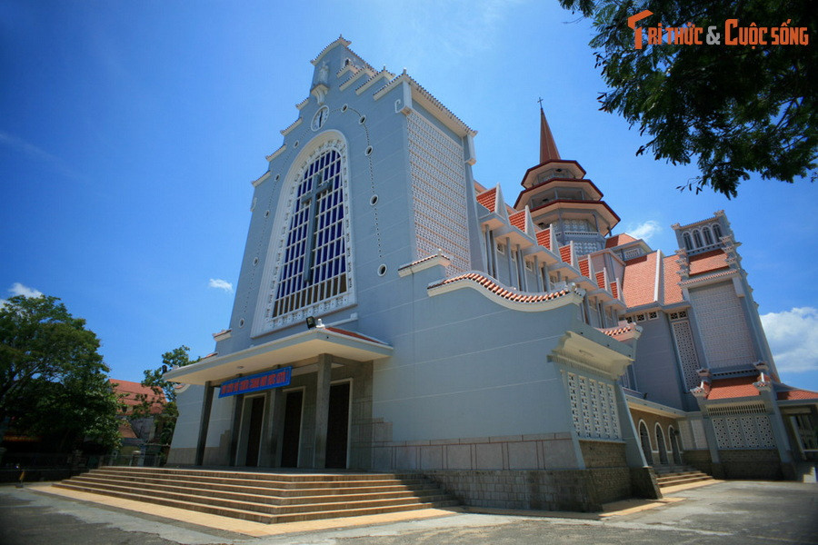 3. Tọa lạc ở phường Phú Nhuận - thành phố Huế, nhà thờ Dòng Chúa Cứu Thế là nhà thờ nổi tiếng bậc nhất ở Huế. Đây cũng là một trong những nhà thờ Công giáo tráng lệ nhất ở Việt Nam. Công trình được xây dựng từ năm 1959 - 1962 theo thiết kế của kiến trúc sư Nguyễn Mỹ Lộc.