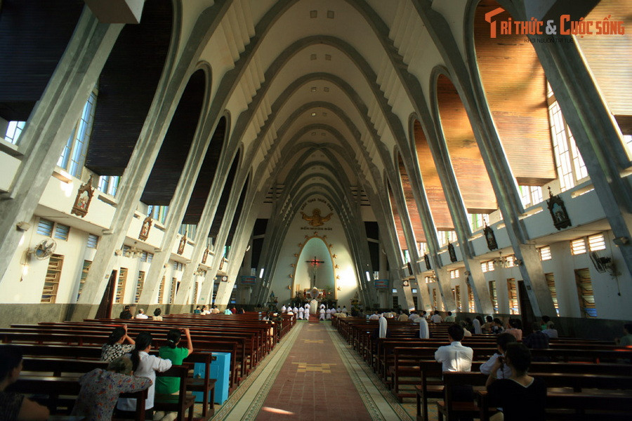 Lòng nhà thờ rộng, có thể chứa được 2.500 người đến dự lễ. Có hai dãy cửa kính màu diện tích rất lớn cung cấp ánh sáng tự nhiên cho nội thất vào ban ngày.