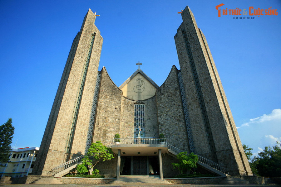 Nhà thờ có lịch sử từ năm 1682, khi đó được dựng bằng tranh tre. Đến đầu thế kỷ 20, nhà thờ đã trở thành một công trình bằng đá chắc chắn. Năm 1960, nhà thờ cổ đã bị phá hủy để xây dựng nhà thờ mới theo thiết kế của kiến trúc sư Ngô Viết Thụ.