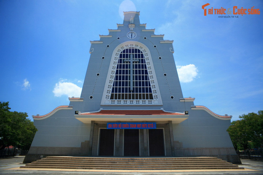 Mặt bằng kiến trúc chính của nhà thờ Dòng Chúa Cứu Thế sâu 70 mét, bề ngang từ 15–37 mét. Hành lang hai bên dài 26 mét, rộng 4,2 mét, mái nhà thờ cao 32 mét. Chính giữa nhà thờ là tháp chuông gồm ba tầng, đỉnh chóp cao 53 mét.