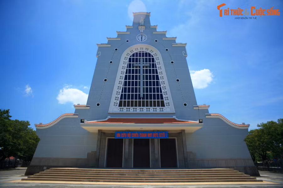 Mặt bằng kiến trúc chính của nhà thờ Dòng Chúa Cứu Thế sâu 70 mét, bề ngang từ 15–37 mét. Hành lang hai bên dài 26 mét, rộng 4,2 mét, mái nhà thờ cao 32 mét. Chính giữa nhà thờ là tháp chuông gồm ba tầng, đỉnh chóp cao 53 mét.