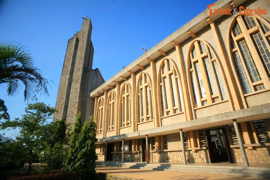 Công trình có mặt bằng xây dựng dạng thánh giá, kết cấu theo kỹ thuật xây dựng hiện đại nhưng phần trang trí vẫn theo nghệ thuật cổ điển của phương Tây. Nhìn tổng thể, kiến trúc nhà thờ toát lên vẻ thanh thoát nhẹ nhàng với điểm nhấn là hai đỉnh tháp chuông vút cao.