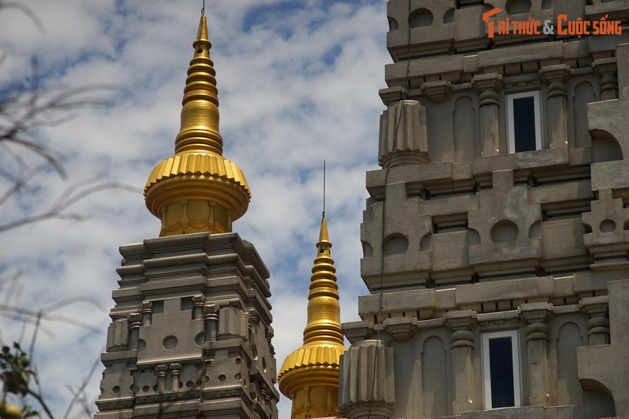 Trung tâm của quần thể kiến trúc là ngôi tháp chính cao 37 mét và 4 tháp phụ thấp hơn 10 mét. Thiết kế của tháp thể hiện vũ trụ quan Phật giáo với Núi Tu-di (Sineru) ở trung tâm và tứ đại châu (Đông Thắng thần châu, Tây Ngưu hóa châu, Nam Thiện bộ châu và Tây Ngưu hóa châu) ở bốn hướng.