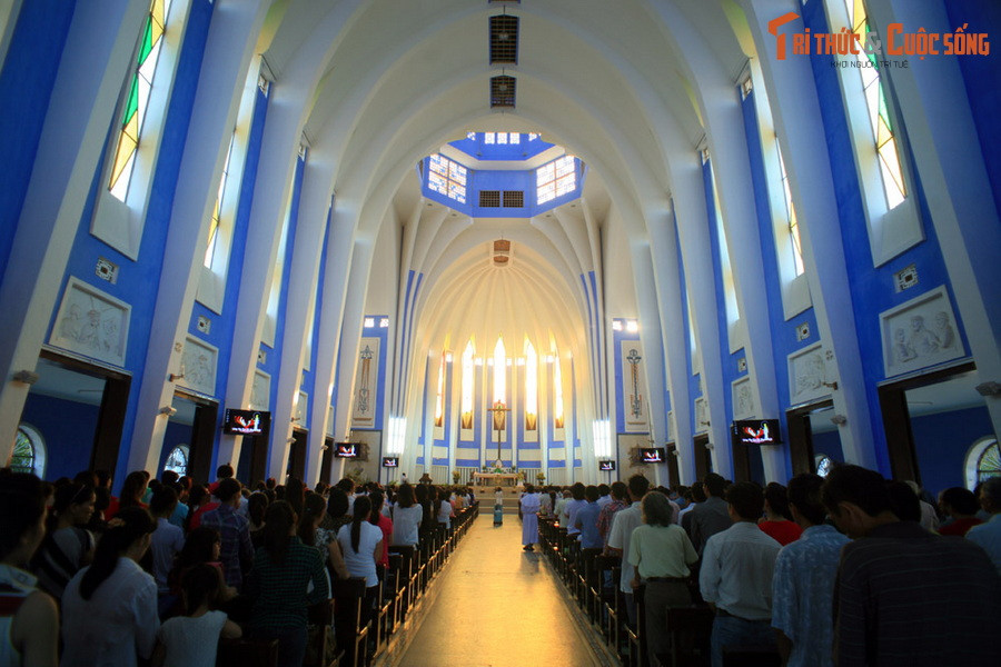 Không gian trong thánh đường nhà thờ Dòng Chúa Cứu Thế Huế rộng rãi. Đặc biệt, phần hiên của thánh đường được thiết kế để khi đông người dự lễ có thể mở rộng cửa khi cần thiết, vì thế người ở ngoài hiên vẫn có cảm giác như đang trong thánh đường.