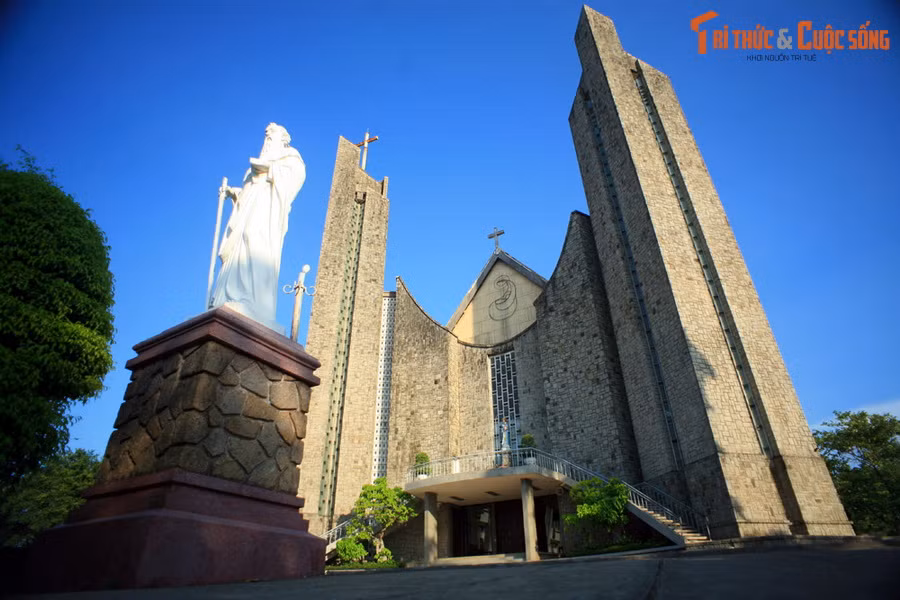 4. Nằm ở phường Phước Vĩnh của thành phố Huế, nhà thờ Chính tòa Phủ Cam là nhà thờ lâu đời nhất tại Huế. Nhà thờ này nổi tiếng với kiến trúc độc đáo do kiến trúc sư Ngô Viết Thụ - "cha đẻ" của Dinh Độc Lập thiết kế.