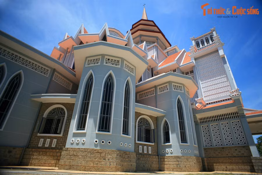 Nhìn chung, kiến trúc của nhà thờ là sự tổng hòa kiến trúc Đông - Tây, dựa trên việc tuân thủ những quy tắc truyền thống của một nhà thờ Công giáo La Mã.