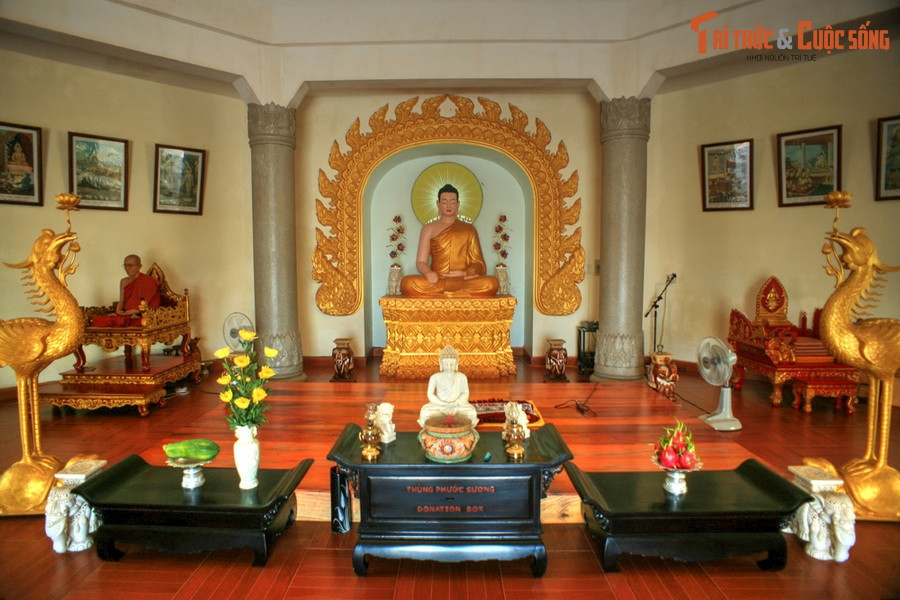 Tầng dưới là chính điện, nơi có một pho tượng Phật được bài trí tôn nghiêm ở trung tâm. Tượng thiền sư Hộ Nhẫn - người sáng lập chùa Thiền Lâm - được tạo tác sống động như người thật, được tôn trí cạnh tượng Phật. Sau lưng chính điện có phòng khách và thiền phòng.