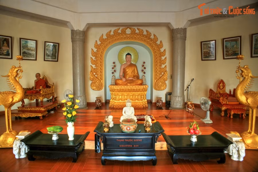 Tầng dưới là chính điện, nơi có một pho tượng Phật được bài trí tôn nghiêm ở trung tâm. Tượng thiền sư Hộ Nhẫn - người sáng lập chùa Thiền Lâm - được tạo tác sống động như người thật, được tôn trí cạnh tượng Phật. Sau lưng chính điện có phòng khách và thiền phòng.