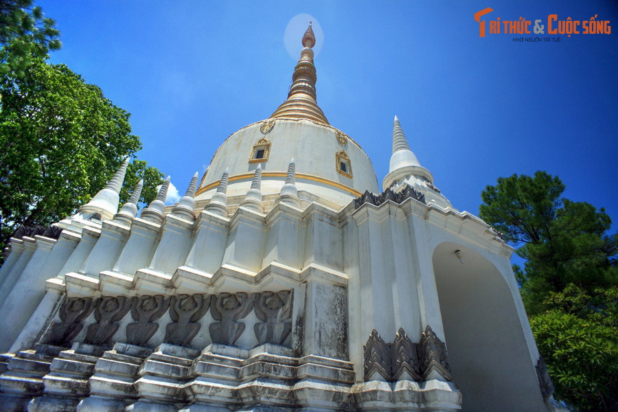 Bảo tháp có chiều cao 15 mét, được mô phỏng theo kiểu chùa Sirimagala ở Myanmar. Xung quanh bảo tháp có 4 tượng sư tử nhìn về 4 hướng Đông - Tây - Nam - Bắc. Công trình được chia thành hai tầng, trong đó tầng trên tôn trí Xá lợi Phật Thích Ca và chư Thánh tăng.