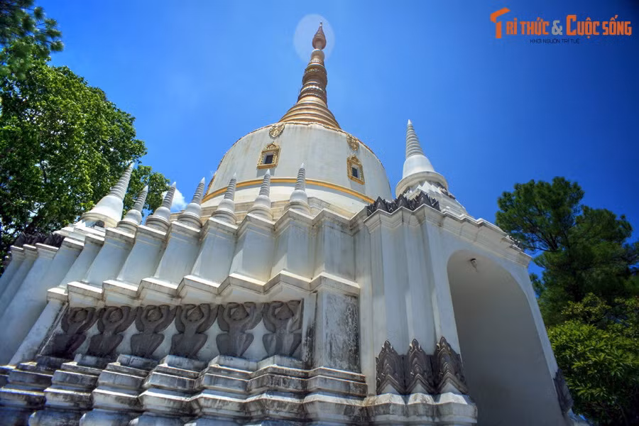 Bảo tháp có chiều cao 15 mét, được mô phỏng theo kiểu chùa Sirimagala ở Myanmar. Xung quanh bảo tháp có 4 tượng sư tử nhìn về 4 hướng Đông - Tây - Nam - Bắc. Công trình được chia thành hai tầng, trong đó tầng trên tôn trí Xá lợi Phật Thích Ca và chư Thánh tăng.