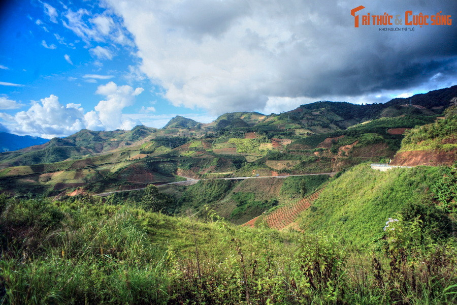 Kéo pháo vào đã khó, kéo pháo ra càng khó khăn hơn gấp nhiều. Bởi quá trình kéo pháo ra xuống dốc cần phải kìm lại, trong khi mỗi khẩu pháo nặng hơn 2 tấn, nếu đứt dây tời là pháo rơi xuống vực.