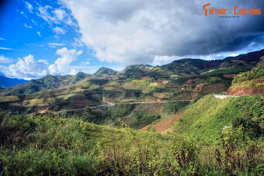 Kéo pháo vào đã khó, kéo pháo ra càng khó khăn hơn gấp nhiều. Bởi quá trình kéo pháo ra xuống dốc cần phải kìm lại, trong khi mỗi khẩu pháo nặng hơn 2 tấn, nếu đứt dây tời là pháo rơi xuống vực.