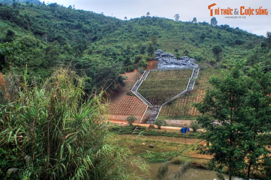 Ở điểm cuối cùng của di tích đường kéo pháo, trên triền đồi Bó Hôm cách TP Điện Biên Phủ khoảng 20 km về hướng Bắc, một cụm tượng đài dài 24 mét, rộng 8 mét, cao 12,5 mét, nặng 1.200 tấn đã được xây dựng để vinh danh trung đội pháo binh của anh hùng Tô Vĩnh Diện.