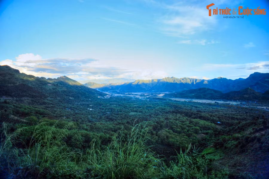 Trong số những cung đường kéo pháo, có một quãng đường rất đặc biệt. Đoạn đường này dài 15 km, được làm chỉ trong vòng 20 giờ, với sự tham gia của 5.000 cán bộ, chiến sĩ, chạy từ cửa rừng Nà Nham qua đỉnh núi Pha Sông xuống bản Tấu, bản Nghễu, nay thuộc xã Nà Nhạn, TP Điện Biên Phủ.