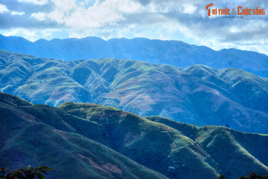 Trên đoạn đường ấy, từng khẩu pháo nặng hơn 2 tấn đã được những chiến sĩ “chân đồng, vai sắt” đưa lên tận đỉnh Pha Sông cao 1.500m trong màn đêm, ở địa thế một bên là vách núi dựng đứng, một bên là vực sâu hun hút.