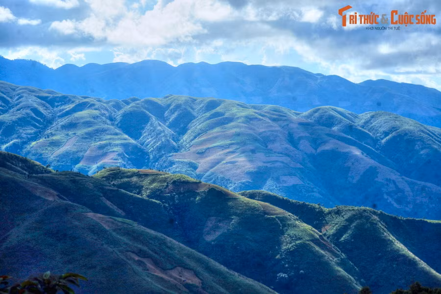 Trên đoạn đường ấy, từng khẩu pháo nặng hơn 2 tấn đã được những chiến sĩ “chân đồng, vai sắt” đưa lên tận đỉnh Pha Sông cao 1.500m trong màn đêm, ở địa thế một bên là vách núi dựng đứng, một bên là vực sâu hun hút.