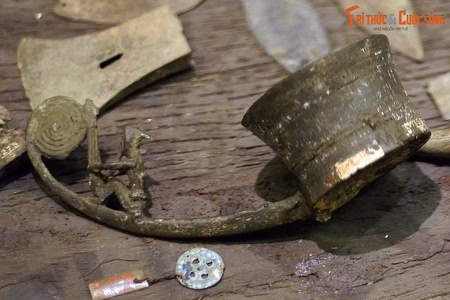 Hình người ngồi thổi khèn trên cán một chiếc mui đồng tìm thấy trong mộ cổ Việt Khê, một Bảo vật quốc gia khác của văn hóa Đông Sơn. Hiện vật này một lần nữa nhấn mạnh vai trò của chiếc khèn - loại nhạc cụ vẫn hiện hữu cho đến nay - trong đời sống người Việt cổ.