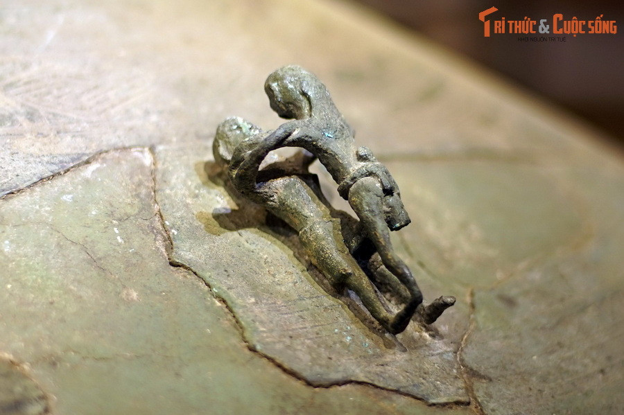 Các cặp tượng thể hiện hình ảnh người đàn ông đóng khố, hông đeo dao găm, người phụ nữ mặc váy ngắn. Bộ phận sinh sản của nam giới được thể hiện rất to và rõ nét. Không có một hiện vật văn hóa Đông Sơn nào lại miêu tả cảnh người Việt cổ giao hoan chân thực và sinh động như thế.