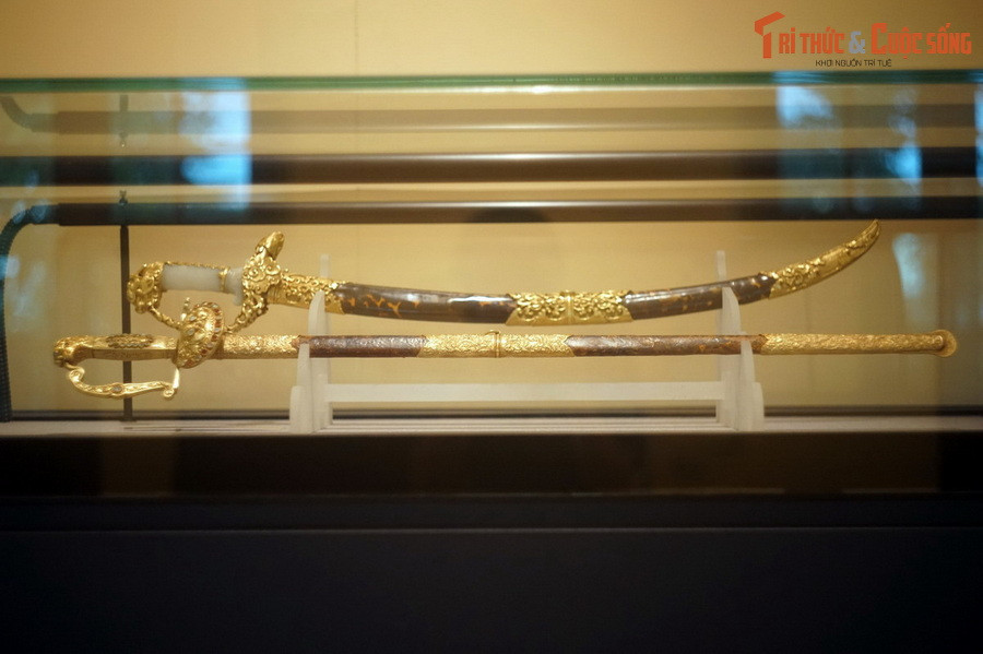 Năm 2008 - 2009, Bảo tàng đã xử lý ăn mòn và han gỉ ở lưỡi kiếm, bổ sung một số viên đá vào các vị trí còn khuyết trên chuôi kiếm, phục dựng lại phần gỗ và đồi mồi bị hư hại ở bao kiếm. Kể từ đó, hình hài thanh bảo kiếm được phục hồi như chúng ta thấy ngày nay.