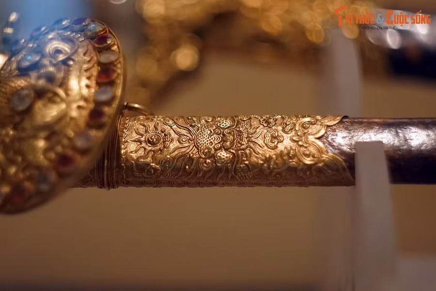 Các đề tài trang trí trên bảo kiếm đều là những đề tài truyền thống, gắn liền với địa vị, thân thế của vua triều Nguyễn, như hình rồng 5 móng, hoa cúc dây, hình tượng mặt trời, tản vân hay hồi văn chữ S đầu vuông gấp khúc...