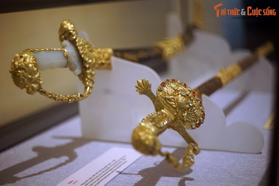 Phần gỗ và đồi mồi của một đoạn bao kiếm bị hư hại, mủn nát, không thể phục hồi. Lưỡi kiếm bị gỉ và sứt nhỏ. Tuy nhiên, toàn bộ chuôi kiếm và vàng nạm ngoài bao kiếm còn khá nguyên vẹn.