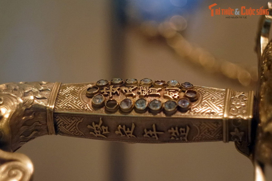 Năm 1945, vua Bảo Đại thoái vị, trao ấn kiếm cho phái đoàn đại diện của Chính phủ Cách mạng lâm thời Việt Nam Dân chủ Cộng hòa. Toàn bộ tài sản của vương triều, trong đó có bảo kiếm An Dân cũng được trao cho chính quyền cách mạng.