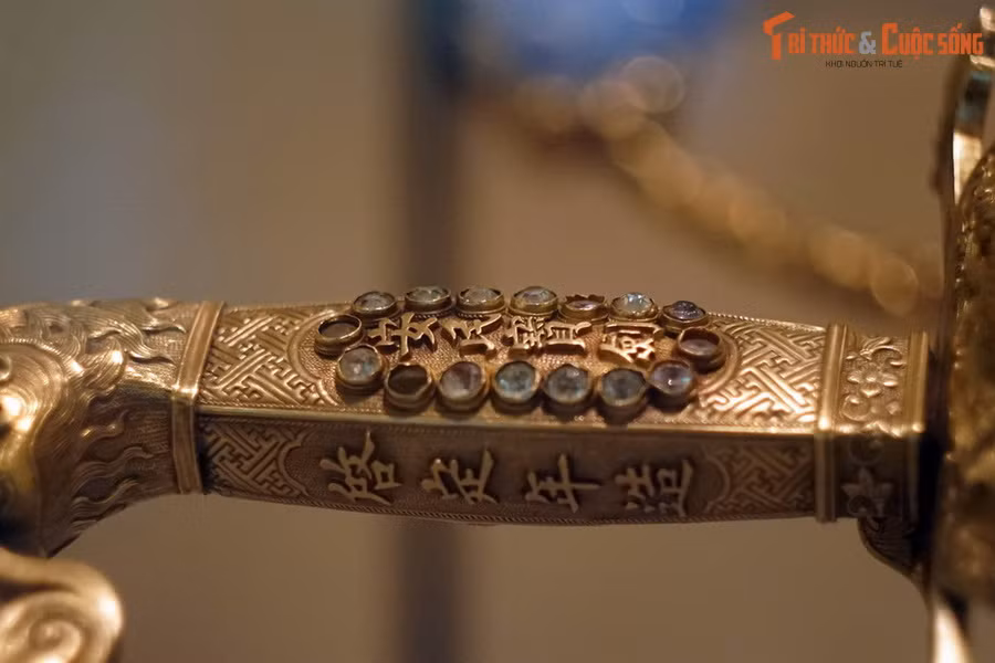 Năm 1945, vua Bảo Đại thoái vị, trao ấn kiếm cho phái đoàn đại diện của Chính phủ Cách mạng lâm thời Việt Nam Dân chủ Cộng hòa. Toàn bộ tài sản của vương triều, trong đó có bảo kiếm An Dân cũng được trao cho chính quyền cách mạng.