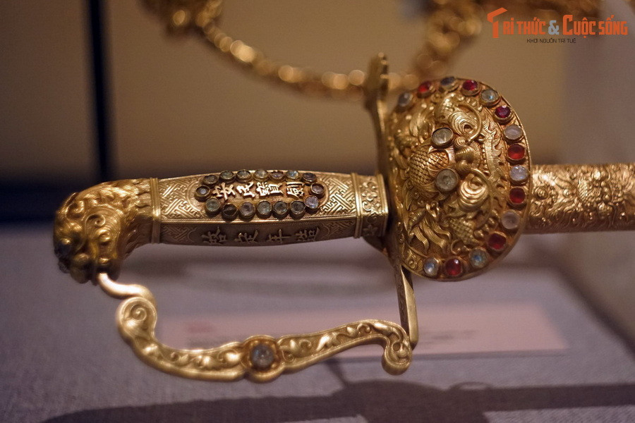 “...Vừa tiếp nhận dấu ấn thời đại mới, chịu ảnh hưởng của nghệ thuật Pháp, vừa bảo lưu những giá trị truyền thống, cổ điển của cung đình triều Nguyễn, khéo léo lồng ghép, tạo nên một thanh bảo kiếm độc đáo...”.