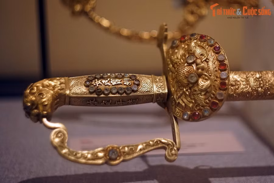 “...Vừa tiếp nhận dấu ấn thời đại mới, chịu ảnh hưởng của nghệ thuật Pháp, vừa bảo lưu những giá trị truyền thống, cổ điển của cung đình triều Nguyễn, khéo léo lồng ghép, tạo nên một thanh bảo kiếm độc đáo...”.