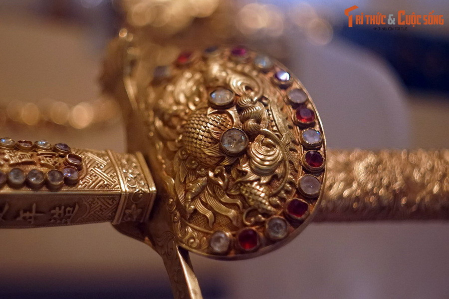 Bảo kiếm này cùng với bộ quân phục được hoàng đế Khải Định yêu cầu thiết kế riêng cho mình, thường xuất hiện song hành cùng với nhà vua trong các sự kiện chính trị, những chuyến tuần du, kinh lý ở các địa phương cũng như công du sang Pháp