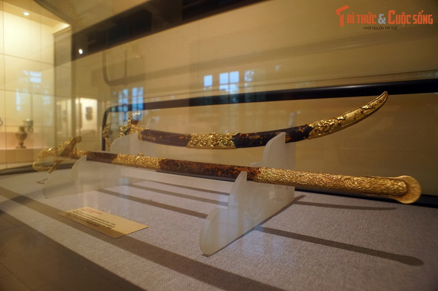 Đây là một thanh kiếm có chiều dài khoảng 90 cm, làm từ các chất liệu sắt, vàng, ngọc và đồi mồi. Theo Bảo tàng Lịch sử Quốc gia, bảo kiếm An Dân có kiểu dáng giống với các thanh kiếm của Pháp và phương Tây trong thế kỷ 18-19, nhưng được cách tân và trang trí theo phong cách mỹ thuật cung đình Nguyễn.