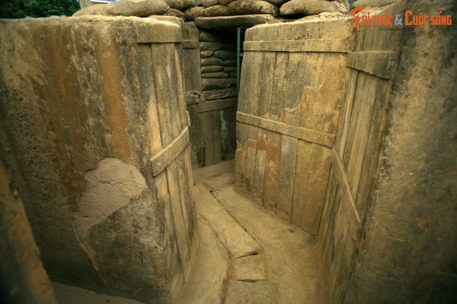 Vào lúc 17h30 ngày 7/5/1954, Tạ Quốc Luật, chỉ huy trưởng đại đội 360, trung đoàn 209, sư đoàn 312 đã bắt sống tướng de Castries tại bàn làm việc trong căn hầm, chính thức đặt dấu chấm hết cho cuộc phiêu lưu quân sự của người Pháp ở Điện Biên Phủ.