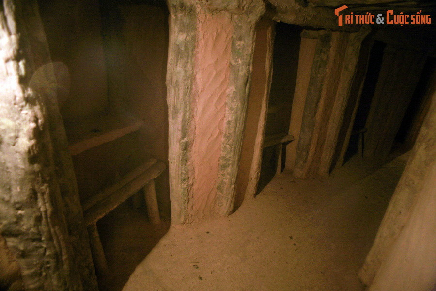 Dọc theo đường hầm có 5 hốc máy thông tin liên lạc. Mỗi hốc có giá đặt máy và ghế ngồi cho các chiến sĩ thao tác. Khu hầm được thiết kế hệ thống lỗ thông hơi nối với mặt đất để bảo đảm luôn có dưỡng khí trong mọi tình huống.