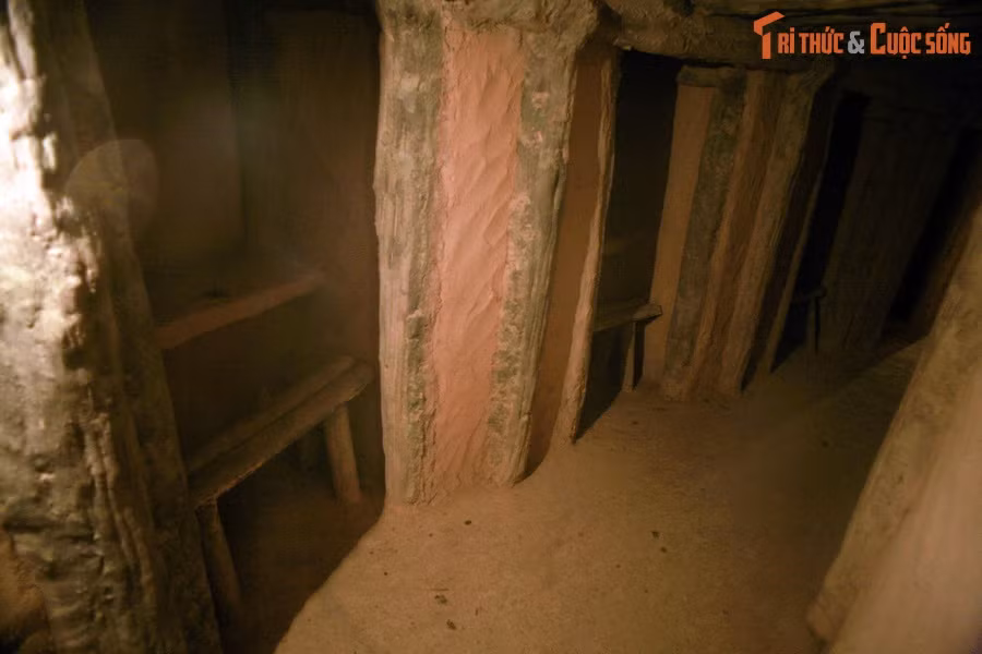 Dọc theo đường hầm có 5 hốc máy thông tin liên lạc. Mỗi hốc có giá đặt máy và ghế ngồi cho các chiến sĩ thao tác. Khu hầm được thiết kế hệ thống lỗ thông hơi nối với mặt đất để bảo đảm luôn có dưỡng khí trong mọi tình huống.