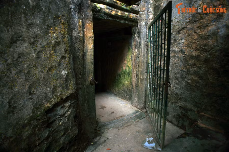 Căn lán được chia làm hai gian, một gian dành cho cần vụ, gian kia là nơi làm việc của Đại tướng Võ Nguyên Giáp. Gian này có một cánh cửa thông ra hầm ngầm được đào sâu vào vách núi.