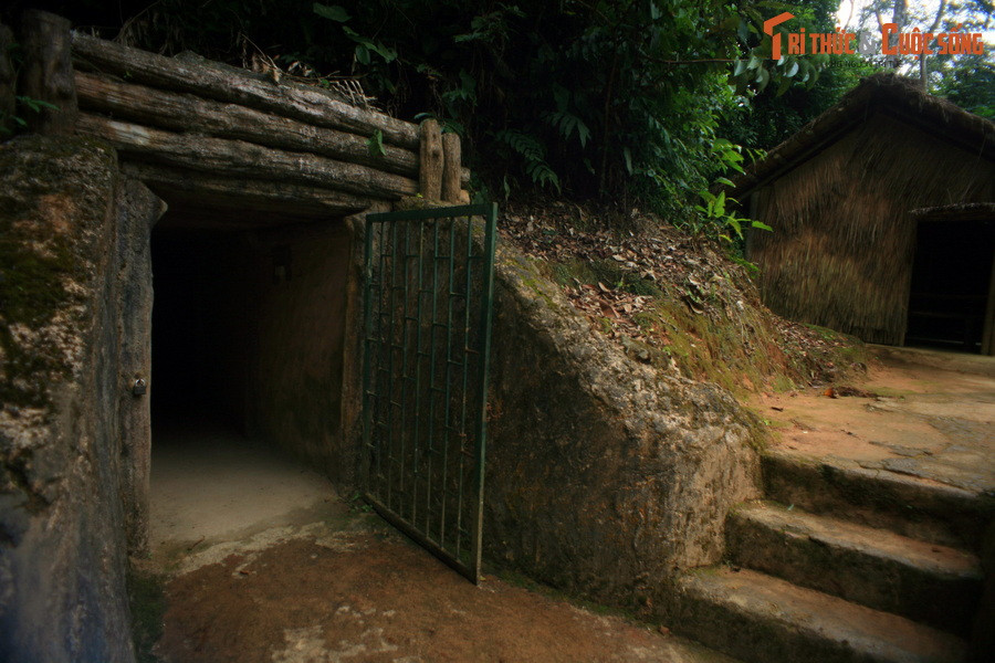 Không chỉ mang tính bảo mật, căn hầm còn rất kiên cố, đủ sức chống chịu những cuộc pháo kích, dội bom cường độ lớn. Đầu bên kia căn hầm dẫn đến lán làm việc của Thiếu tướng Hoàng Văn Thái, Tham mưu trưởng Chiến dịch Điện Biên Phủ.