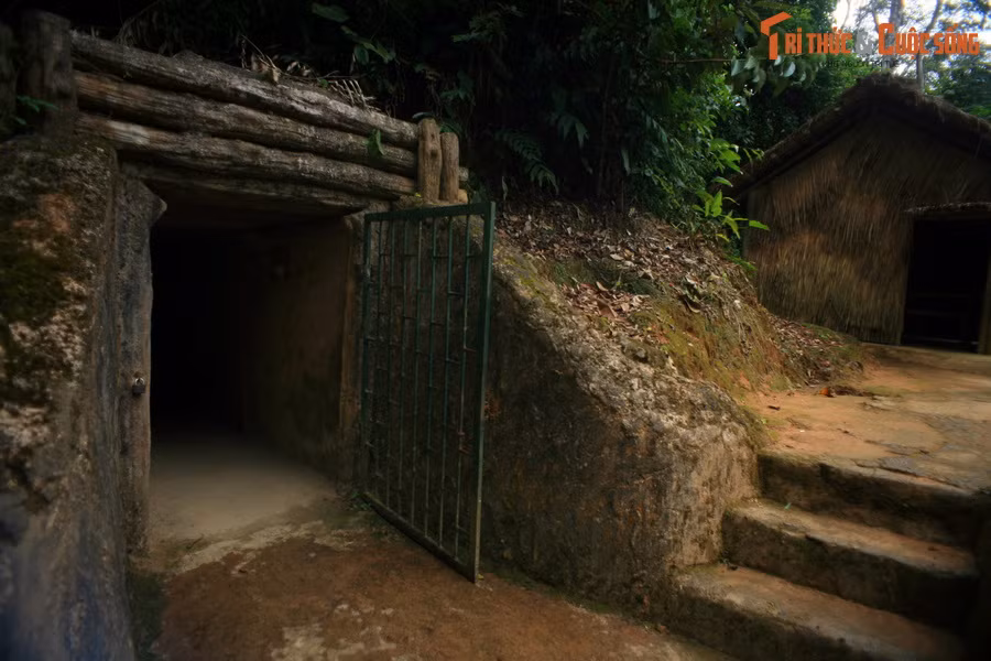 Không chỉ mang tính bảo mật, căn hầm còn rất kiên cố, đủ sức chống chịu những cuộc pháo kích, dội bom cường độ lớn. Đầu bên kia căn hầm dẫn đến lán làm việc của Thiếu tướng Hoàng Văn Thái, Tham mưu trưởng Chiến dịch Điện Biên Phủ.