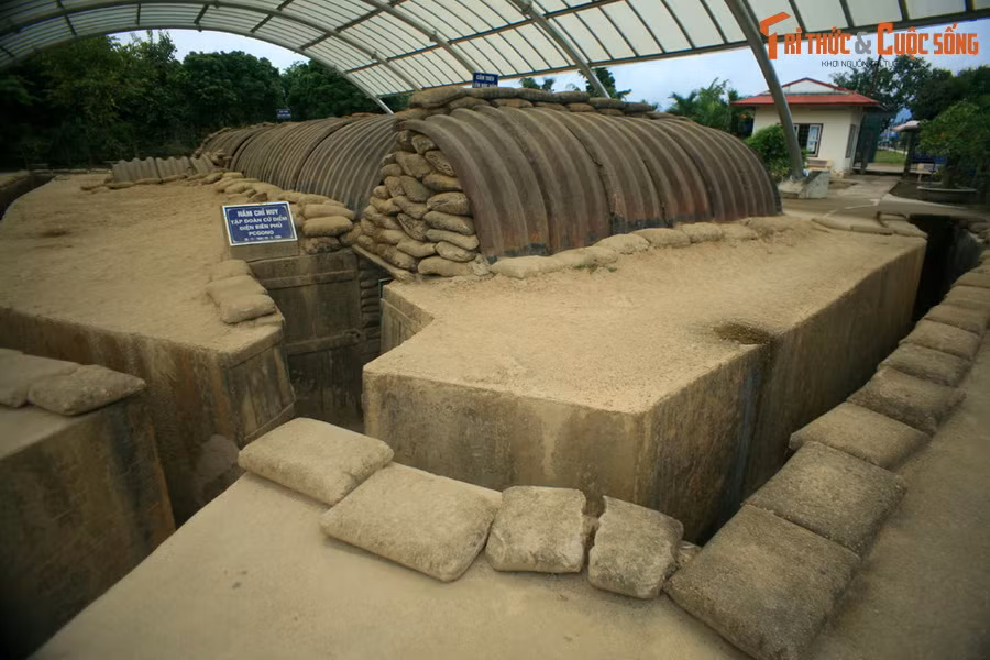 Nóc hầm được làm bằng những tấm ghi thép hình vòm, trên xếp nhiều lượt bao cát và những cây gỗ lớn, đủ sức chịu được mọi loại hỏa lực vào thời điểm đó. Cửa vào hầm được bảo vệ bởi bức tường bê tông dày gần 1 mét và thông với các đường hào chạy bên ngoài hầm.